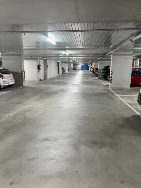 Safe parking garage to rent