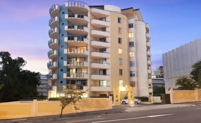 Parking For Rent - Opposite Mater Private Hospital - 15 Min Walk To City Via Goodwill Bridge