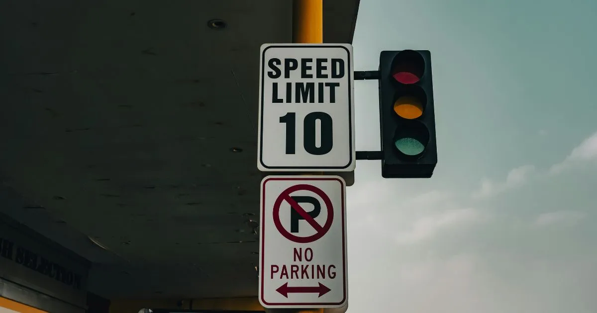 The Speed Limit Of 10 And No Parking Sign On The Road With Red Yellow And Green Parking Lights The Speed Limit Of 10 And No Parking Sign On The Road With Red Yellow And Green Parking Lights